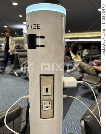 在機場候機室充電 在機場候機室充電 143838479
