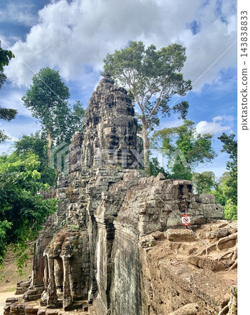 藍天與吳哥遺址中的巴戎寺 藍天與吳哥遺址中的巴戎寺 143838833