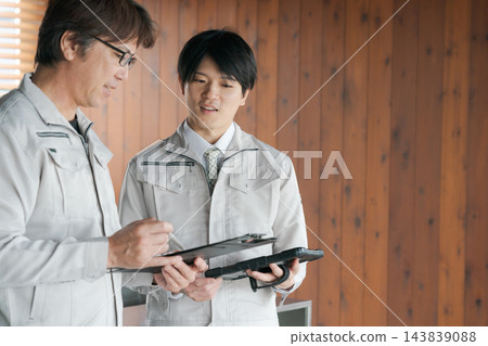 一個穿著工作服的人開會 一個穿著工作服的人開會 143839088
