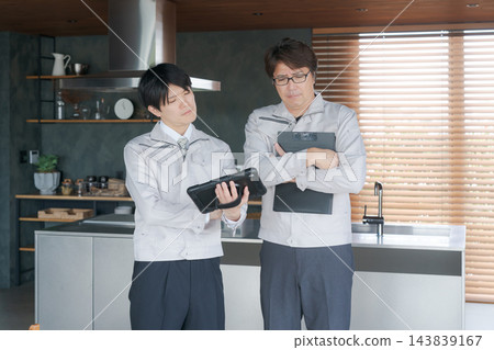 一名工作人員在廚房前沉思。 一名工作人員在廚房前沉思。 143839167