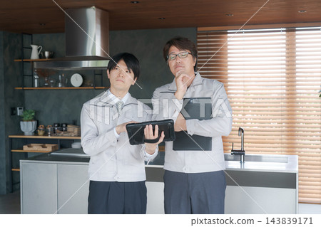 一名工作人員在廚房前沉思。 一名工作人員在廚房前沉思。 143839171