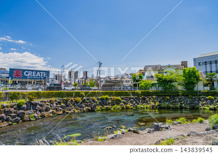 富士宮市神田川沿岸的夏日景色,清澈的河水和城市風光,湛藍的夏日天空和朵朵白雲(寬高比 3:2)(靜岡縣) 富士宮市神田川沿岸的夏日景色,清澈的河水和城市風光,湛藍的夏日天空和朵朵白雲(寬高比 3:2)(靜岡縣) 143839545
