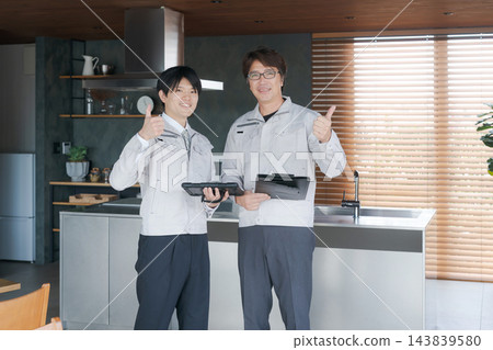 建築工人在住宅建築工地工作 143839580