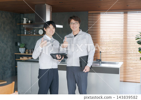 建築工人在住宅建築工地工作 143839582