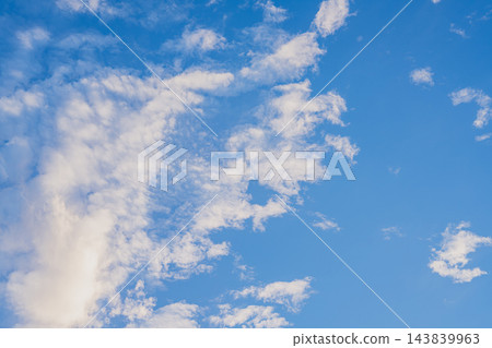 廣闊的風景,背景是湛藍的天空和零星的雲朵(寬高比 3:2,右側留有空白區域) 廣闊的風景,背景是湛藍的天空和零星的雲朵(寬高比 3:2,右側留有空白區域) 143839963