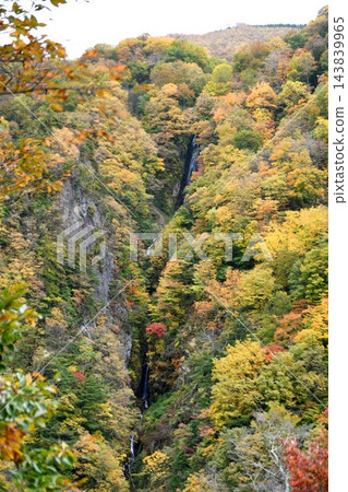 【高山村:「屋瀧」-位於松川谷,海拔2,305米,落差約180公尺的垂直瀑布】 【高山村:「屋瀧」-位於松川谷,海拔2,305米,落差約180公尺的垂直瀑布】 143839965