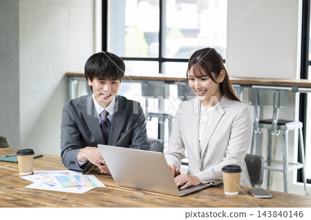 會議、面試、研討會、男性和女性 會議、面試、研討會、男性和女性 143840146