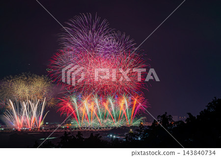 大井川大煙火大會絢麗多彩、氣勢磅礡的大型煙火和星爆(畫面比例 3:2)(靜岡縣) 大井川大煙火大會絢麗多彩、氣勢磅礡的大型煙火和星爆(畫面比例 3:2)(靜岡縣) 143840734