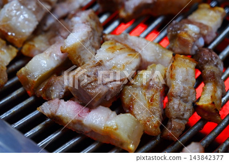烤五花肉（Samgyeopsal）－烤豬五花肉；烤五花肉是一道經典的韓國烤肉料理。 143842377