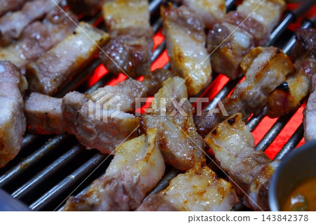 烤五花肉(Samgyeopsal)-烤豬五花肉;烤五花肉是一道經典的韓國烤肉料理。 烤五花肉(Samgyeopsal)-烤豬五花肉;烤五花肉是一道經典的韓國烤肉料理。 143842378