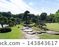 秋天的清澄花園景色宜人，草坪維護良好，石板路鋪設整齊。 143843617