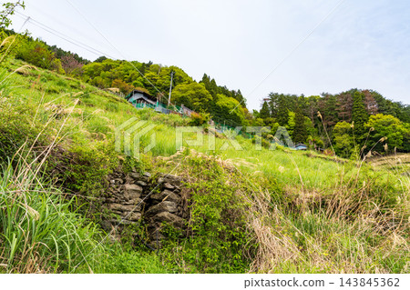 【傳統建築群重要保護區】落合,東祖屋山村:初夏景色-水道與山村的石牆,德島縣三好市 【傳統建築群重要保護區】落合,東祖屋山村:初夏景色-水道與山村的石牆,德島縣三好市 143845362