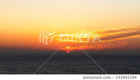 深秋時節,夕陽西下,西方的天空在魔幻時刻閃閃發光。 深秋時節,夕陽西下,西方的天空在魔幻時刻閃閃發光。 143845394