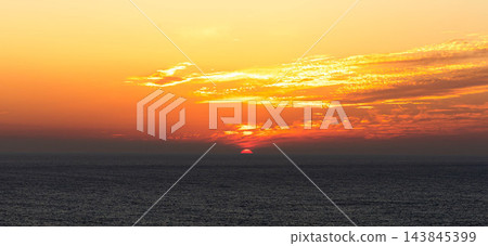 深秋時節,夕陽西下,西方的天空在魔幻時刻閃閃發光。 深秋時節,夕陽西下,西方的天空在魔幻時刻閃閃發光。 143845399