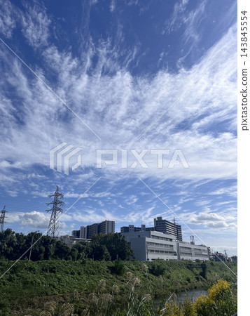 秋日晴空下，公寓大樓掩映在寧靜的自然環境中。 143845554
