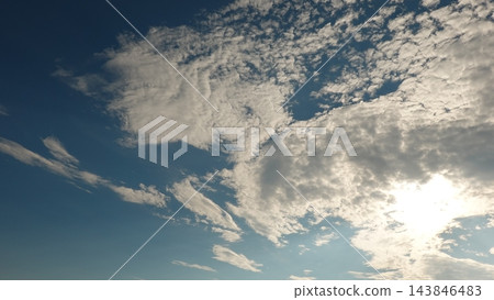 白雲鋪滿藍天,營造出清爽宜人的氛圍。 白雲鋪滿藍天,營造出清爽宜人的氛圍。 143846483