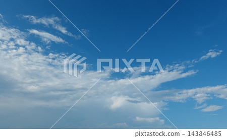 白雲鋪滿藍天,營造出清爽宜人的氛圍。 白雲鋪滿藍天,營造出清爽宜人的氛圍。 143846485