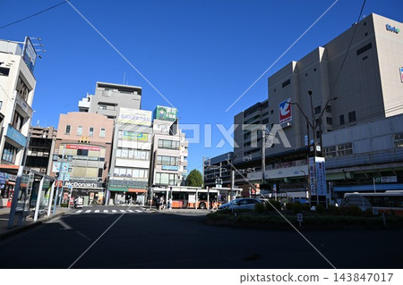 東京龜有站前,陽光明媚,晴朗的一天。 東京龜有站前,陽光明媚,晴朗的一天。 143847017