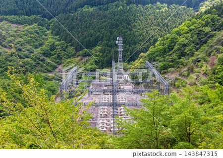 在山區的變電站 在山區的變電站 143847315