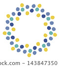 用手繪圓點製成的可愛花環框架。 143847350