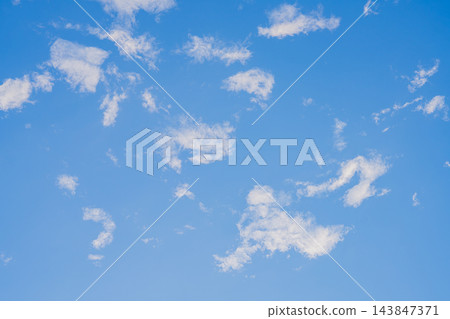清爽的藍天白雲背景，非常適合添加文字或字母（寬高比 3:2）。 143847371
