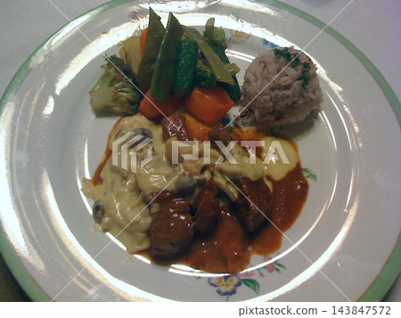 燉牛肉和蒸蔬菜拼盤 燉牛肉和蒸蔬菜拼盤 143847572
