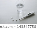體溫計、藥品和一杯水-感冒發燒的健康管理示意圖。 體溫計、藥品和一杯水-感冒發燒的健康管理示意圖。 143847758