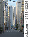 一條小巷俯瞰日本橋箱崎町的摩天大樓；在辦公區的後巷裡，舊招牌和電線交錯，上演著日常的景象。 143848226