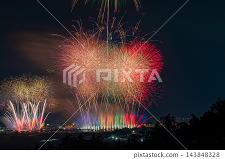 靜岡縣島田市的大井川大煙火大會(畫面比例 3:2)以絢麗的紅色和金色煙火在夜空中綻放為特色。 靜岡縣島田市的大井川大煙火大會(畫面比例 3:2)以絢麗的紅色和金色煙火在夜空中綻放為特色。 143848328