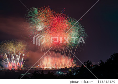 島田市大井川大煙火節（長寬比 3:2）將夜空裝飾成巨大的紅色和綠色花朵（靜岡縣）。 143848329