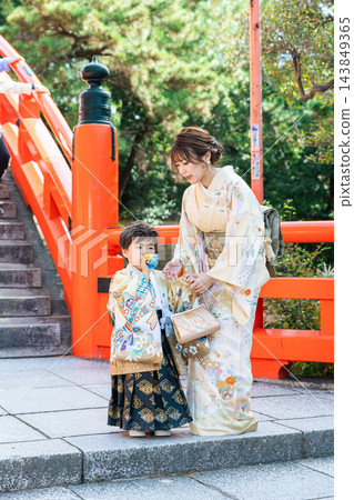 七五三(日本傳統的兒童成年禮)-3歲男孩和他的父母 七五三(日本傳統的兒童成年禮)-3歲男孩和他的父母 143849365