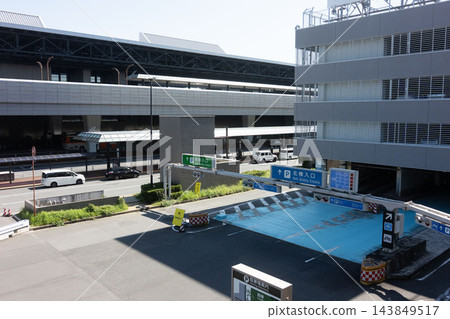 在湛藍的天空下，羽田機場航廈旁的多層停車場入口。 143849517