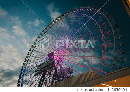 夜晚色彩繽紛、閃閃發光的摩天輪：大阪摩天輪 143850494