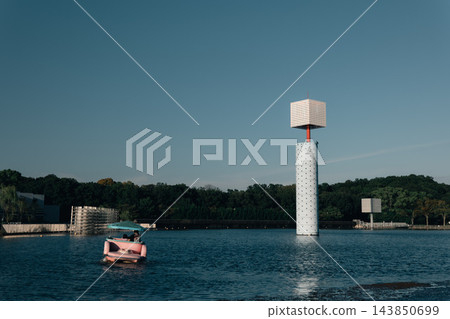 一座白色高塔矗立在夢幻池塘中，可俯瞰池塘全景。 143850699