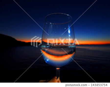 透過酒杯欣賞日落 透過酒杯欣賞日落 143853754
