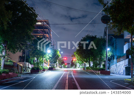 一張背景圖片,展現了一條安靜而緊張的夜間道路。 一張背景圖片,展現了一條安靜而緊張的夜間道路。 143854000