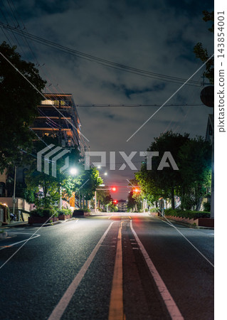 一張背景圖片,展現了一條安靜而緊張的夜間道路。 一張背景圖片,展現了一條安靜而緊張的夜間道路。 143854001
