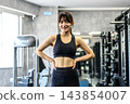 一位經常運動並對自己的健美身材充滿自信的女性;一位下班後去健身房的年輕女性;白天明亮、鮮明的色彩;整潔利落的造型。 一位經常運動並對自己的健美身材充滿自信的女性;一位下班後去健身房的年輕女性;白天明亮、鮮明的色彩;整潔利落的造型。 143854007