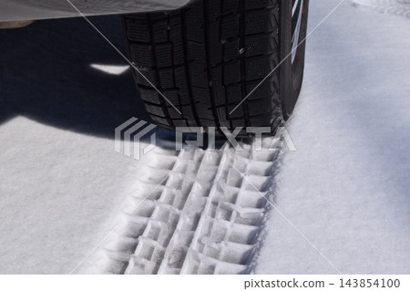 雪地公路上的無釘輪胎 雪地公路上的無釘輪胎 143854100