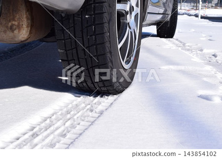 雪地公路上的無釘輪胎 雪地公路上的無釘輪胎 143854102