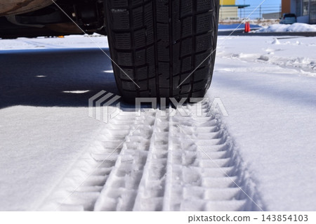 雪地公路上的無釘輪胎 雪地公路上的無釘輪胎 143854103