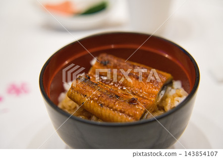 鰻魚飯：烤鰻魚配白飯。 143854107