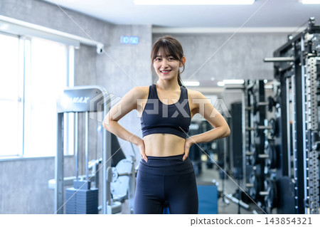 一位熱愛健身、對自己健美身材充滿自信的年輕女性;一位下班後去健身房的女性;膚色正常。 一位熱愛健身、對自己健美身材充滿自信的年輕女性;一位下班後去健身房的女性;膚色正常。 143854321
