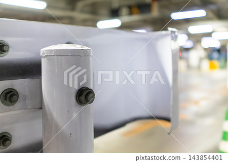 室內停車場內安裝的白色護欄特寫。 室內停車場內安裝的白色護欄特寫。 143854401