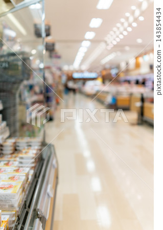 超市的背景，讓人聯想到食品銷售和消費。 143854434