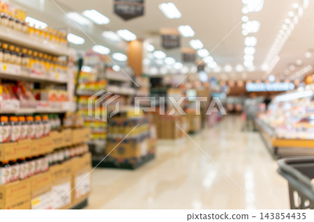 超市的背景,讓人聯想到食品銷售和消費。 超市的背景,讓人聯想到食品銷售和消費。 143854435