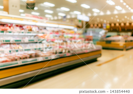 超市的背景,讓人聯想到食品銷售和消費。 超市的背景,讓人聯想到食品銷售和消費。 143854440