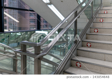 室內樓梯,配有金屬欄桿和玻璃面板 室內樓梯,配有金屬欄桿和玻璃面板 143854648