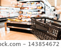 購物籃，背景是超市的食品區。 143854672