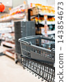 購物籃，背景是超市的食品區。 143854673